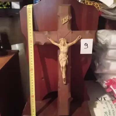 Klassiek kruisbeeld / crucifix met Jezusfiguur op een houten achtergrondpaneel lot 9 – kavel bij Goeiendeal, Lommel