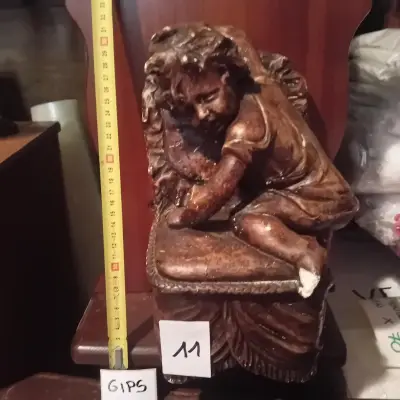 Beeld van een leunend kind / engeltje lot 11 – kavel bij Goeiendeal, Lommel