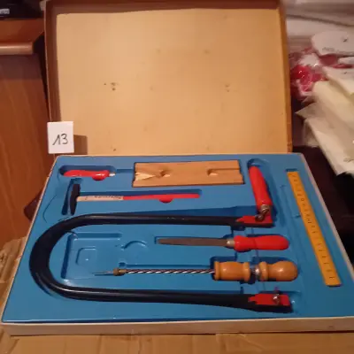 Figuurzaagset / gereedschapsset met diverse handgereedschappen in een blauwe inlegvorm en opbergdoos lot 13 – kavel bij Goeiendeal, Lommel