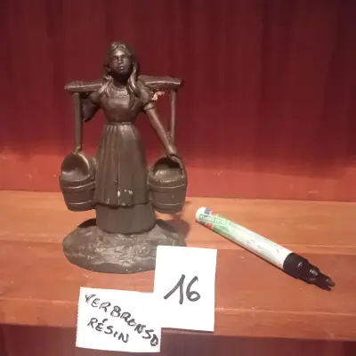 Beeld van een waterdraagster / vrouw met juk en twee emmers lot 16 – kavel bij Goeiendeal, Lommel