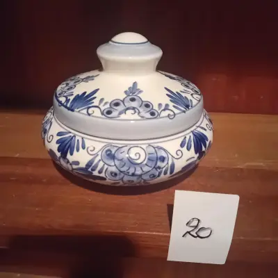 Klassieke ronde bonbonnière / voorraadpot met deksel en blauw-witte florale beschildering lot 20 – kavel bij Goeiendeal, Lommel