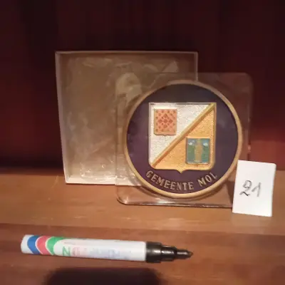 Medaille / herdenkingspenning in plexiglas met het wapenschild van Gemeente Mol lot 21 – kavel bij Goeiendeal, Lommel