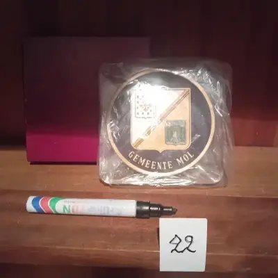 Medaille / herdenkingspenning in plexiglas met het wapenschild van Gemeente Mol lot 22 – kavel bij Goeiendeal, Lommel