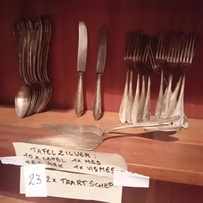 26-delig tafelservies / bestekset bestaande uit 10 lepels, 12 vorken, 1 mes, 1 vismes en 2 taartscheppen lot 23 – kavel bij Goeiendeal, Lommel