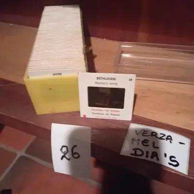 Grote gele verzamelbak gevuld met een verzameling historische dia's lot 26 – kavel bij Goeiendeal, Lommel