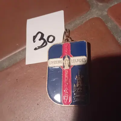Religieuze herdenkingsspeld / hanger van Lourdes (Limburgse Bedevaart) met kruis-en kerkvoorstelling lot 30 – kavel bij Goeiendeal, Lommel