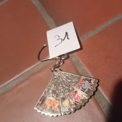 Decoratieve sleutelhanger in de vorm van een uitklapbare waaier met afbeeldingen lot 31 – kavel bij Goeiendeal, Lommel