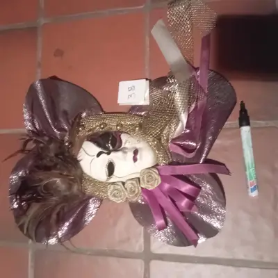 Klassiek Venetiaans carnavalsmasker met paars-goudkleurige stoffen versiering lot 38 – kavel bij Goeiendeal, Lommel