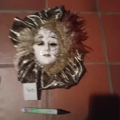 Klassiek Venetiaans carnavalsmasker met goud-bruine stoffen versiering en veren lot 40 – kavel bij Goeiendeal, Lommel
