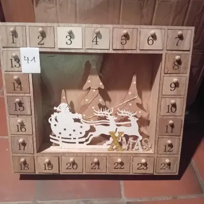 Houten X-MAS adventskalender met 24 genummerde schuifladen en een centraal kersttafereel lot 41 – kavel bij Goeiendeal, Lommel