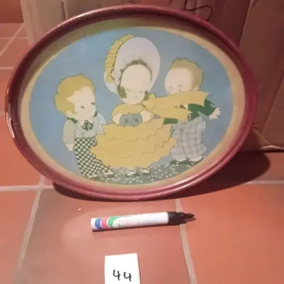 Ovaal dienblad / wandbord met een getekend nostalgisch kinder-en familietafereel lot 44 – kavel bij Goeiendeal, Lommel