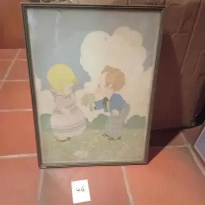 Ingekaderde prent met een nostalgische illustratie van een jongen die bloemen geeft aan een meisje lot 46 – kavel bij Goeiendeal, Lommel
