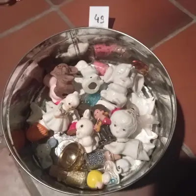 Ronde blikken trommel gevuld met een verzameling diverse miniatuurbeeldjes waaronder figuurtjes van olifanten, konijntjes en engeltjes lot 49 – kavel bij Goeiendeal, Lommel