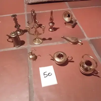 10-delige set van diverse miniatuur-decoratieobjecten waaronder een kandelaar, een grammofoon, een koffiepot en keteltjes lot 50 – kavel bij Goeiendeal, Lommel