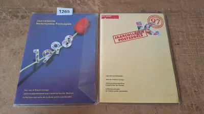 Set van twee Nederlandse jaarcollecties bijzondere postzegels 1997 en 1998 – kavel bij Goeiendeal