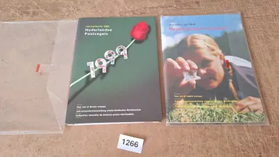 Set van twee Nederlandse jaarcollecties bijzondere postzegels 1999 en 2000 – kavel bij Goeiendeal