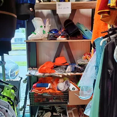 Wandplanken met zware hoekijzeren plankdragers – kavel bij Onlineveilingmeester, Drachten