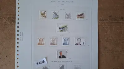 Albumblad met diverse losse postzegels waaronder vogels, Koning Albert II en bloemen – kavel bij Goeiendeal
