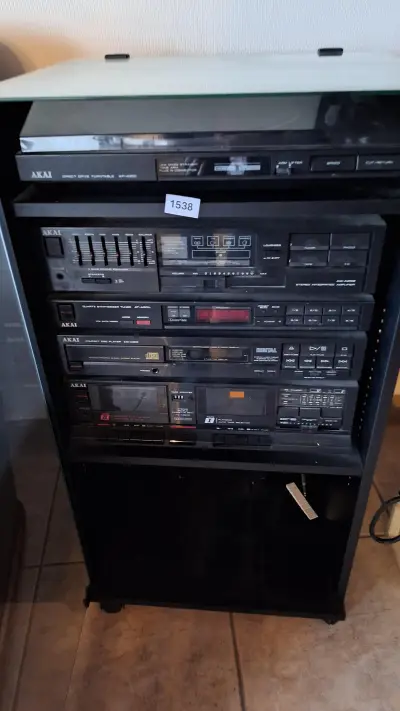 Stereoketen Complete hifi-installatie Akai met platenspeler in zwart audiomeubel – kavel bij Goeiendeal, Houthalen-Helchteren