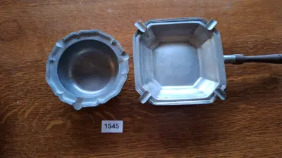 Asbakken (2 stuks) Set van twee tinnen asbakken, waarvan één met handvat – kavel bij Goeiendeal, Houthalen-Helchteren