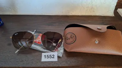 Ray-Ban Aviator zonnebril met goudkleurig montuur en bruin beschermhoesje – kavel bij Goeiendeal, Houthalen-Helchteren