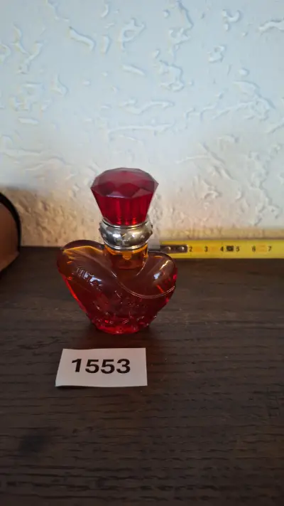 Miss Sixty Rock Muse parfumflesje in de vorm van een hart met rode dop – kavel bij Goeiendeal, Houthalen-Helchteren