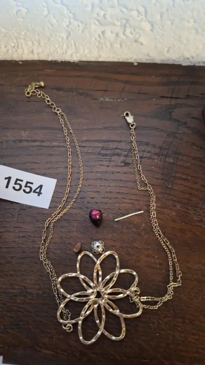 Goudkleurige dubbele halsketting met een grote hanger in de vorm van een bloem – kavel bij Goeiendeal, Houthalen-Helchteren