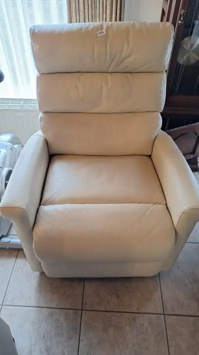 Comfortabele relaxfauteuil met een hoge gesegmenteerde rugleuning in een lichte crèmetint Elektyrisch getest en werkend – kavel bij Goeiendeal, Houthalen-Helchteren