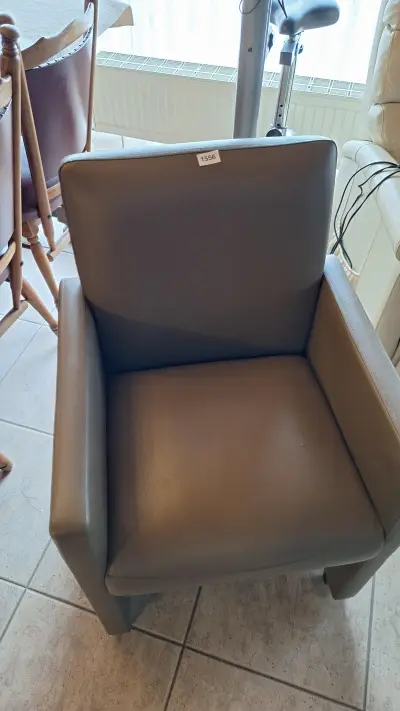 Fauteuil met armleuningen in een egale taupekleur – kavel bij Goeiendeal, Houthalen-Helchteren
