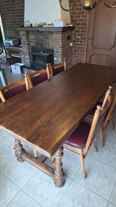 Rustieke uittrekbare eettafel met zes bijbehorende stoelen voorzien van rode zittingen – kavel bij Goeiendeal, Houthalen-Helchteren