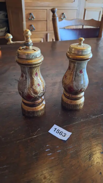 Klassieke peper-en zoutstel set met goudkleurige accenten en decoratieve patronen – kavel bij Goeiendeal, Houthalen-Helchteren