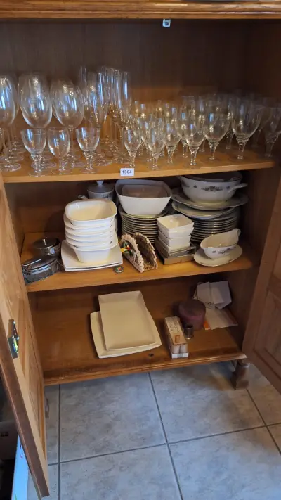 Inhoud van een servieskast bestaande uit een uitgebreide collectie wijnglazen, serveerschalen en diverse borden – kavel bij Goeiendeal, Houthalen-Helchteren