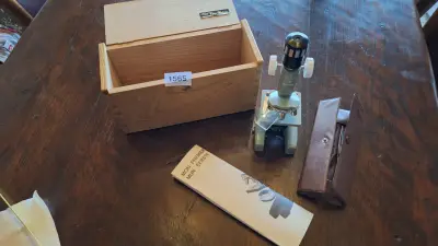 Vintage microscoopset in houten opbergkist inclusief handleiding en accessoires in etui – kavel bij Goeiendeal, Houthalen-Helchteren