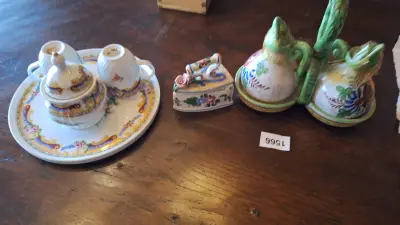 Gedecoreerd porseleinen miniatuur serviesgoed bestaande uit kopjes, een suikerpot en een olie-en azijnstel op houder – kavel bij Goeiendeal, Houthalen-Helchteren
