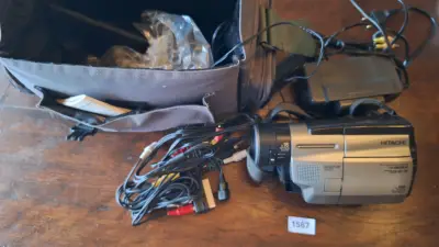 Hitachi camcorder inclusief diverse kabels, accu en een draagtas – kavel bij Goeiendeal, Houthalen-Helchteren