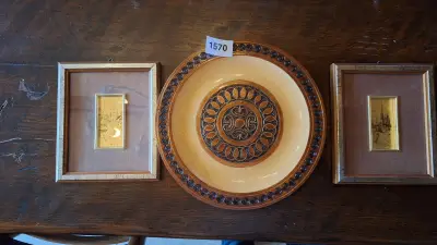Drievoudige wanddecoratieset bestaande uit een rond wandbord en twee ingelijste prenten – kavel bij Goeiendeal, Houthalen-Helchteren