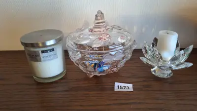 Set van 3 tafeldecoraties bestaande uit een geurkaars, een glazen bonbonnière en een kaarsenhouder in lotusvorm – kavel bij Goeiendeal, Houthalen-Helchteren