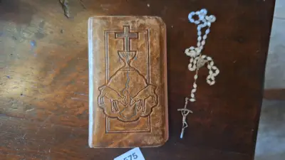 Antiek religieus boekje met een reliëfopdruk op de omslag samen met een rozenkrans – kavel bij Goeiendeal, Houthalen-Helchteren