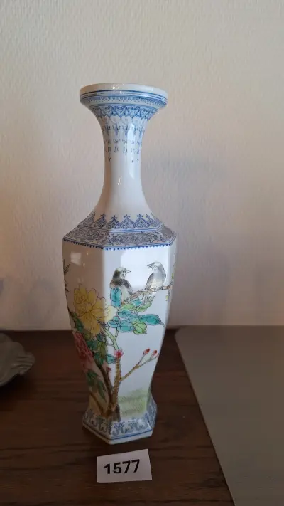 Klassieke vaas met fijne beschildering van bloemen en vogels – kavel bij Goeiendeal, Houthalen-Helchteren