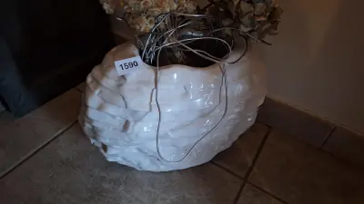 Witte reliëfvaas gevuld met gedroogde bloemen – kavel bij Goeiendeal, Houthalen-Helchteren