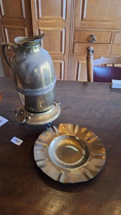 Klassieke koffie-of theekan op een driepotige brander inclusief bijbehorende schotel – kavel bij Goeiendeal, Houthalen-Helchteren