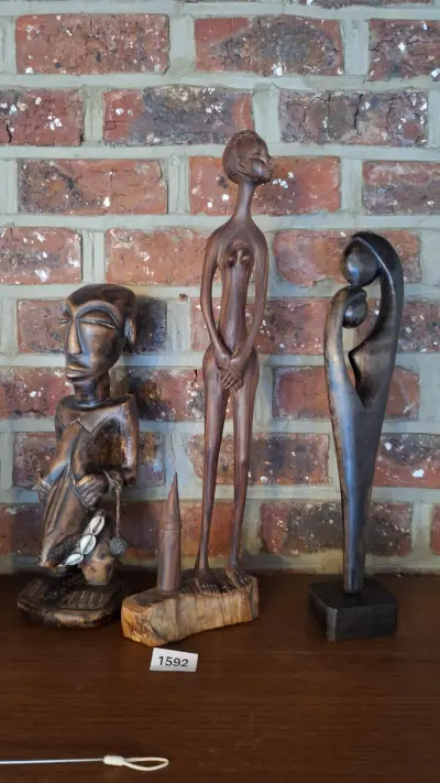 Drie diverse handgesneden Afrikaanse houten sculpturen – kavel bij Goeiendeal, Houthalen-Helchteren