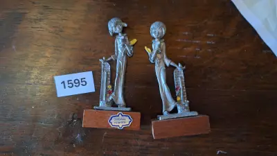 Set van twee kleine decoratieve beeldjes op een houten voet – kavel bij Goeiendeal, Houthalen-Helchteren