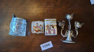 Verzameling van een miniatuur bierpul, twee gedecoreerde porseleinen doosjes en een kleine kandelaar – kavel bij Goeiendeal, Houthalen-Helchteren