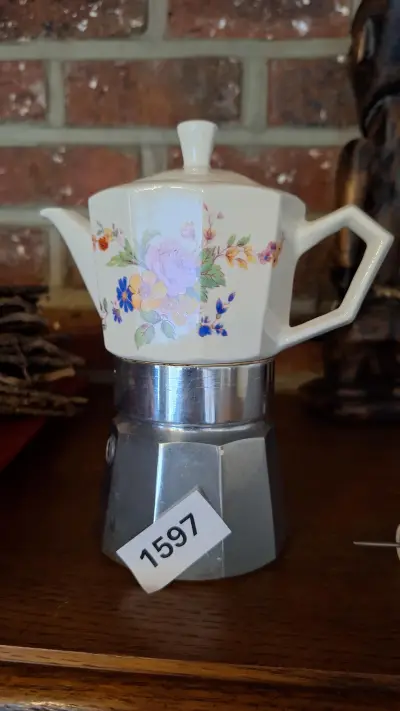 Klassieke Italiaanse percolator met een porseleinen bovenkant voorzien van een bloemendecor – kavel bij Goeiendeal, Houthalen-Helchteren