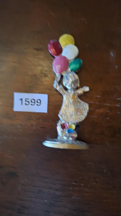Klein decoratief beeldje meisje met gekleurde ballonnen – kavel bij Goeiendeal, Houthalen-Helchteren