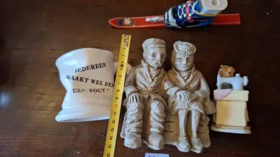 Vier diverse decoratieve beeldjes waaronder een zittend oud paar, een miniatuur ski en een naaistertje – kavel bij Goeiendeal, Houthalen-Helchteren