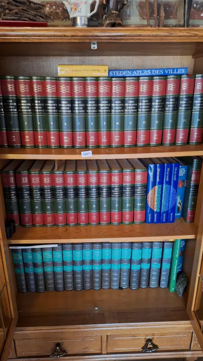 Uitgebreide collectie encyclopedieën en atlassen waaronder de Grote Nederlandse Larousse Encyclopedie – kavel bij Goeiendeal, Houthalen-Helchteren