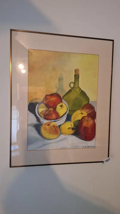 Ingekleurd stilleven van appels en een glazen fles in een dunne goudkleurige lijst gesigneerd – kavel bij Goeiendeal, Houthalen-Helchteren