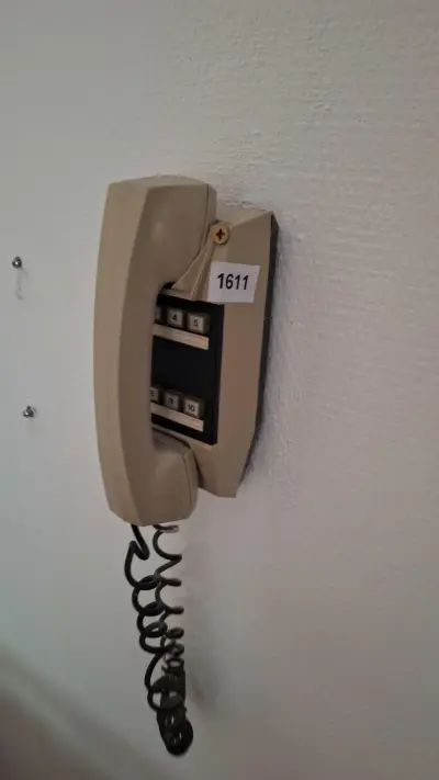 Klassiek beige wandtelefoontoestel met druktoetsen – kavel bij Goeiendeal, Houthalen-Helchteren